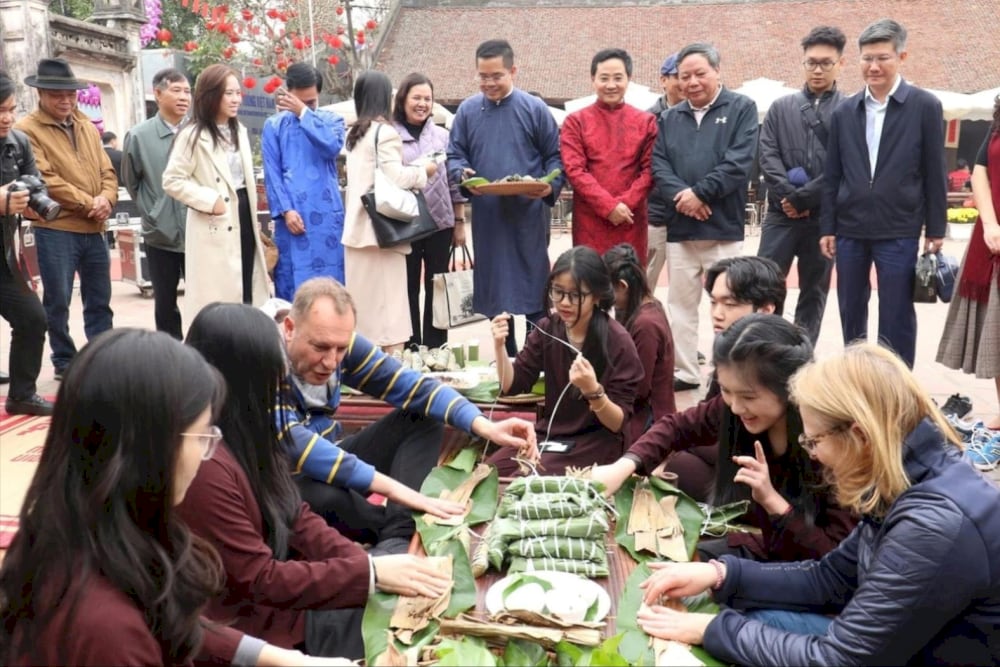 Tourists can join handicraft workshops to learn calligraphy, rice paper making, and pottery
